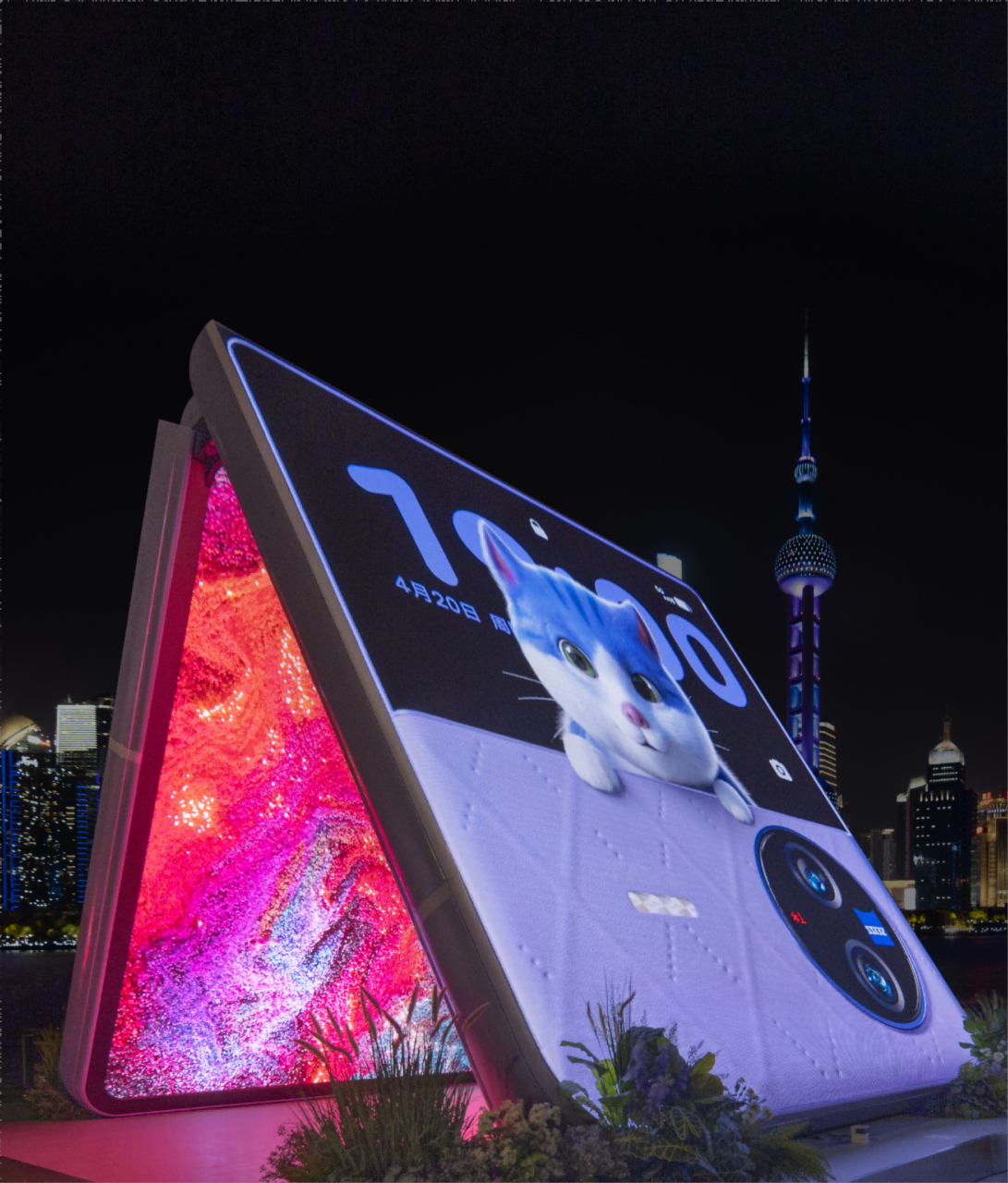 STRIKING VIVO GIANT FOLDABLE SCREEN LANDED IN SHANGHAI