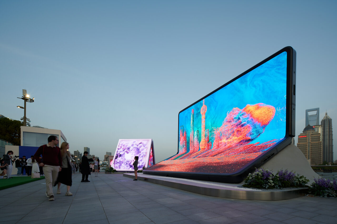 STRIKING VIVO GIANT FOLDABLE SCREEN LANDED IN SHANGHAI
