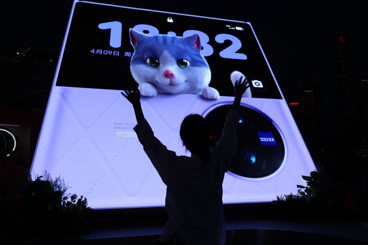 STRIKING VIVO GIANT FOLDABLE SCREEN LANDED IN SHANGHAI