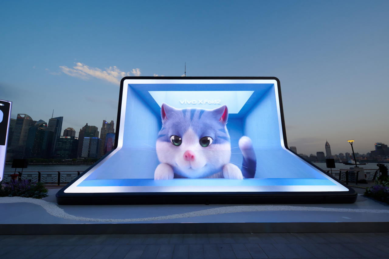 STRIKING VIVO GIANT FOLDABLE SCREEN LANDED IN SHANGHAI