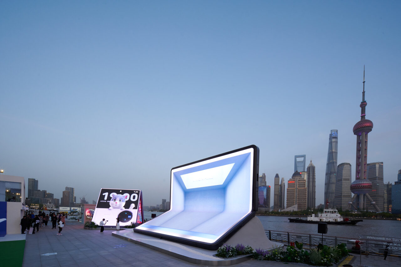 STRIKING VIVO GIANT FOLDABLE SCREEN LANDED IN SHANGHAI