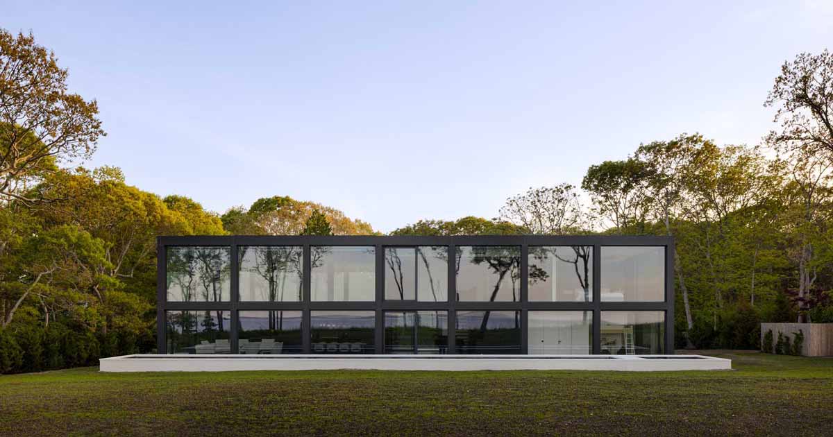 a-grid-of-large-windows-maximizes-the-water-views-at-this-modern-home