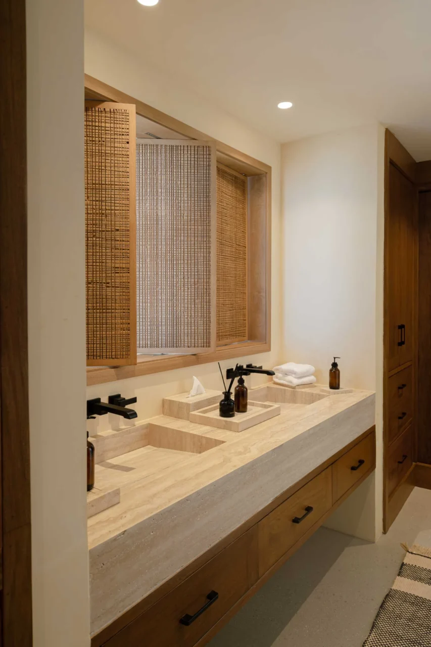 Bathroom finished in travertine marble