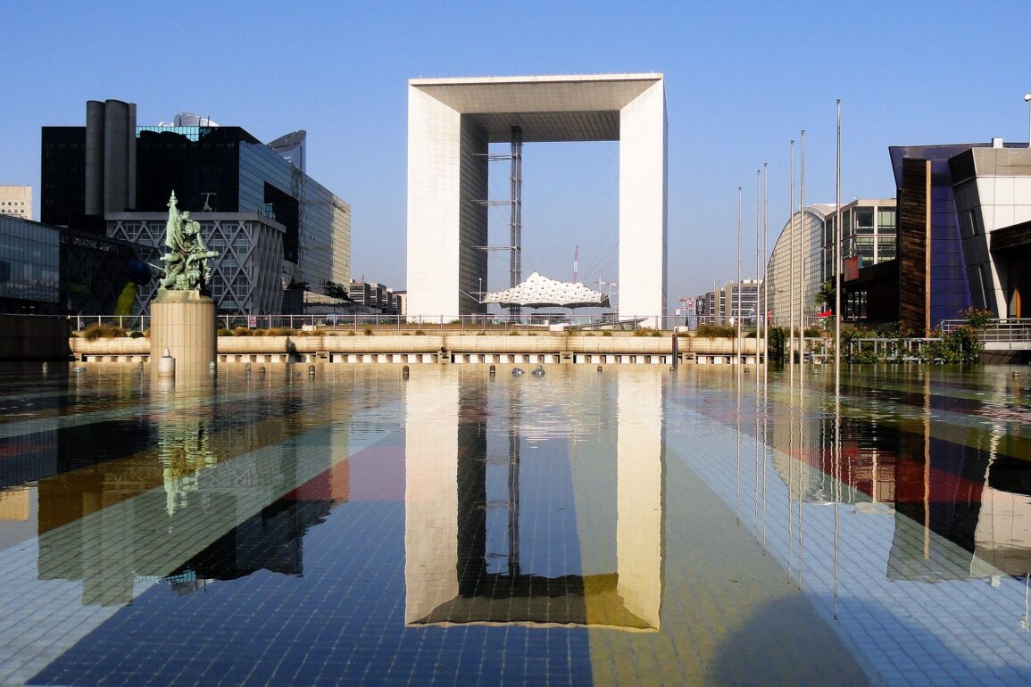 reflections:-grande-arche-de-la-defense-–-adc