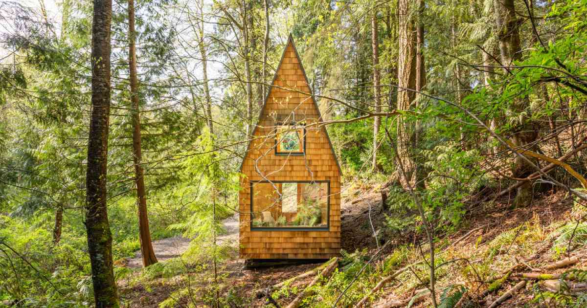 this-hidden-chapel-in-the-woods-is-captivating-architecture-lovers