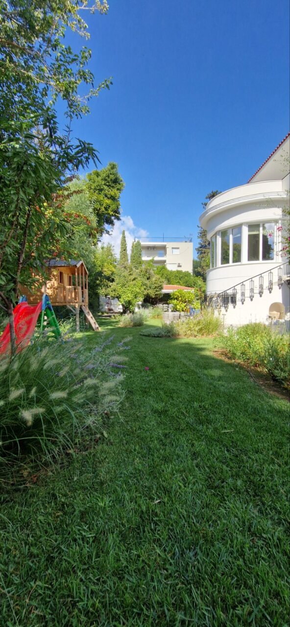 A MODERN STATELY GARDEN