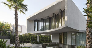 this-sculptural-home-turns-minimalism-into-a-statement