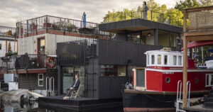 inside-a-houseboat-that-feels-like-a-home