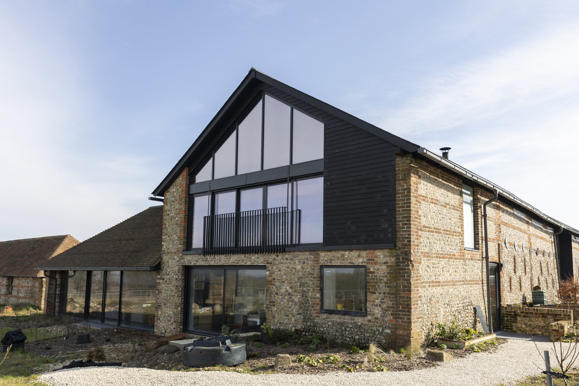 this-barn-conversion-balances-rustic-charm-with-industrial-edge