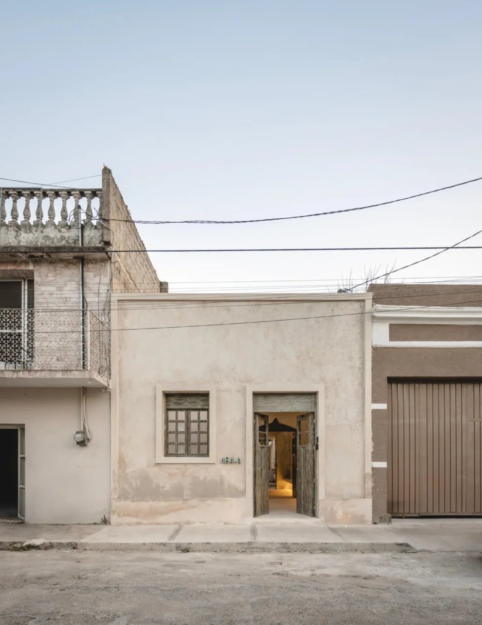 Open-air patio between the enclosed modules of the narrow house