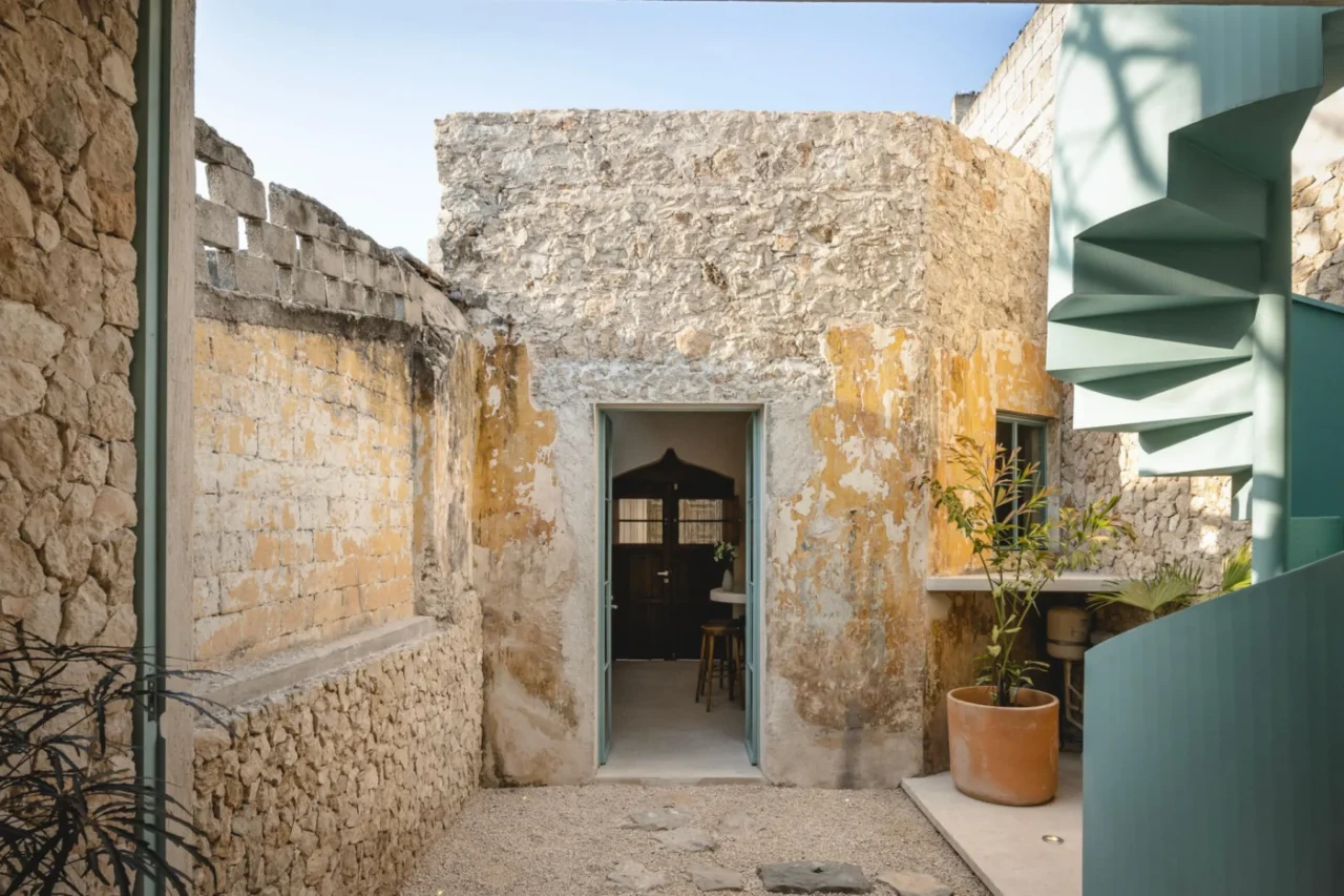 Curved walls and preserved masonry in the renovated Merida home