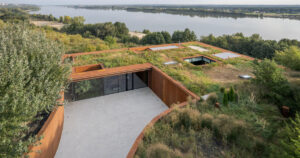 this-home’s-roof-is-a-garden,-and-that’s-just-the-beginning