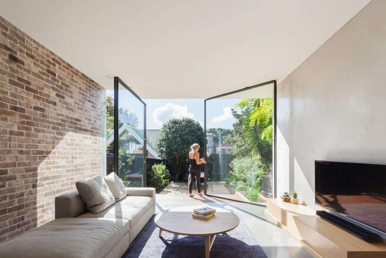 beyond-hinges:-how-pivoting-doors-are-redefining-modern-spaces