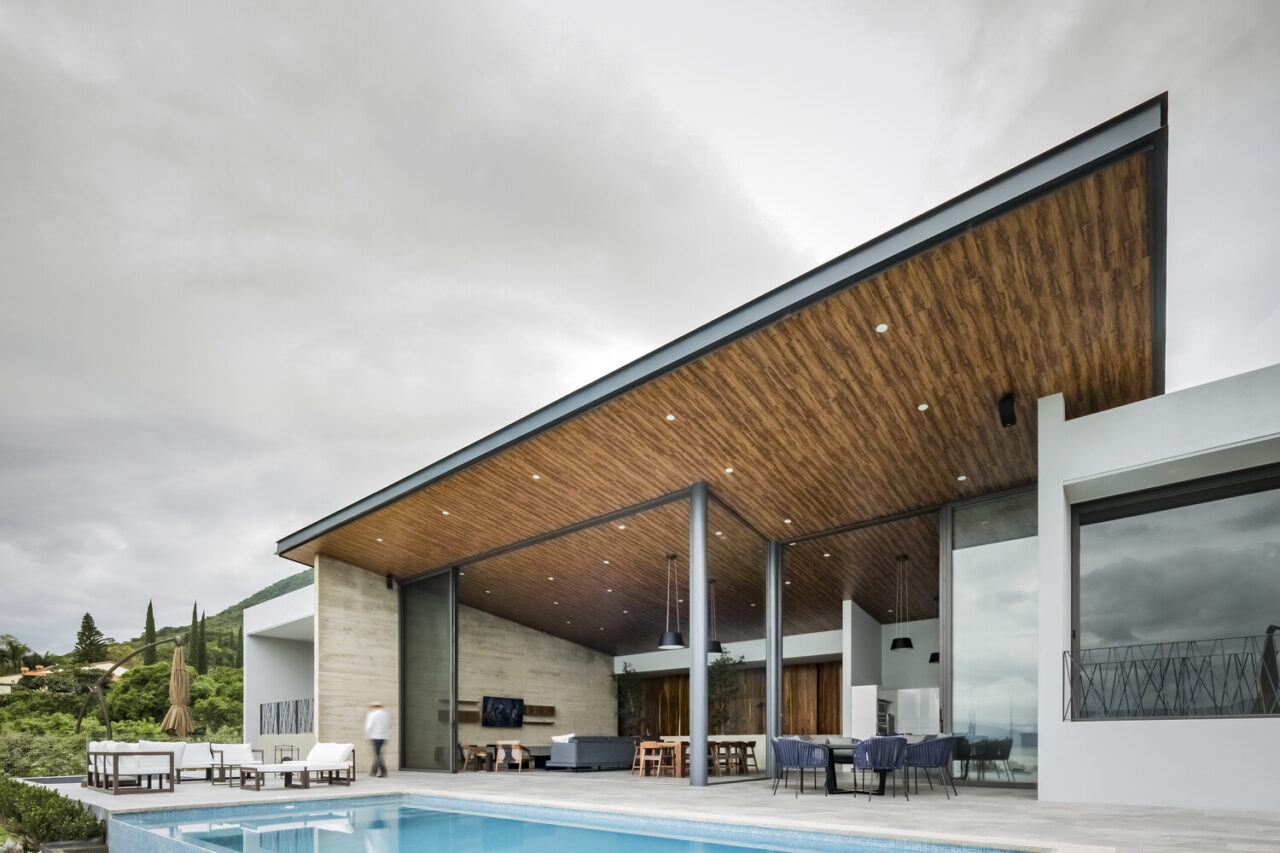 a-hillside-gem:-how-a-sloped-site-became-the-ultimate-lakeside-home