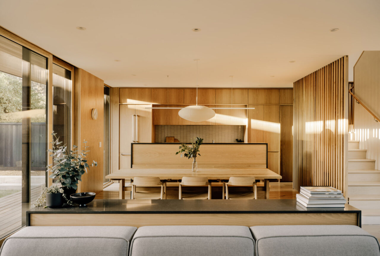 this-courtyard-house-wraps-around-quiet-gardens