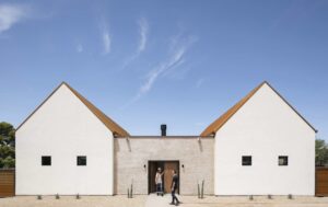 a-rusted-roof,-white-walls,-and-desert-light:-inside-arizona’s-canal-house