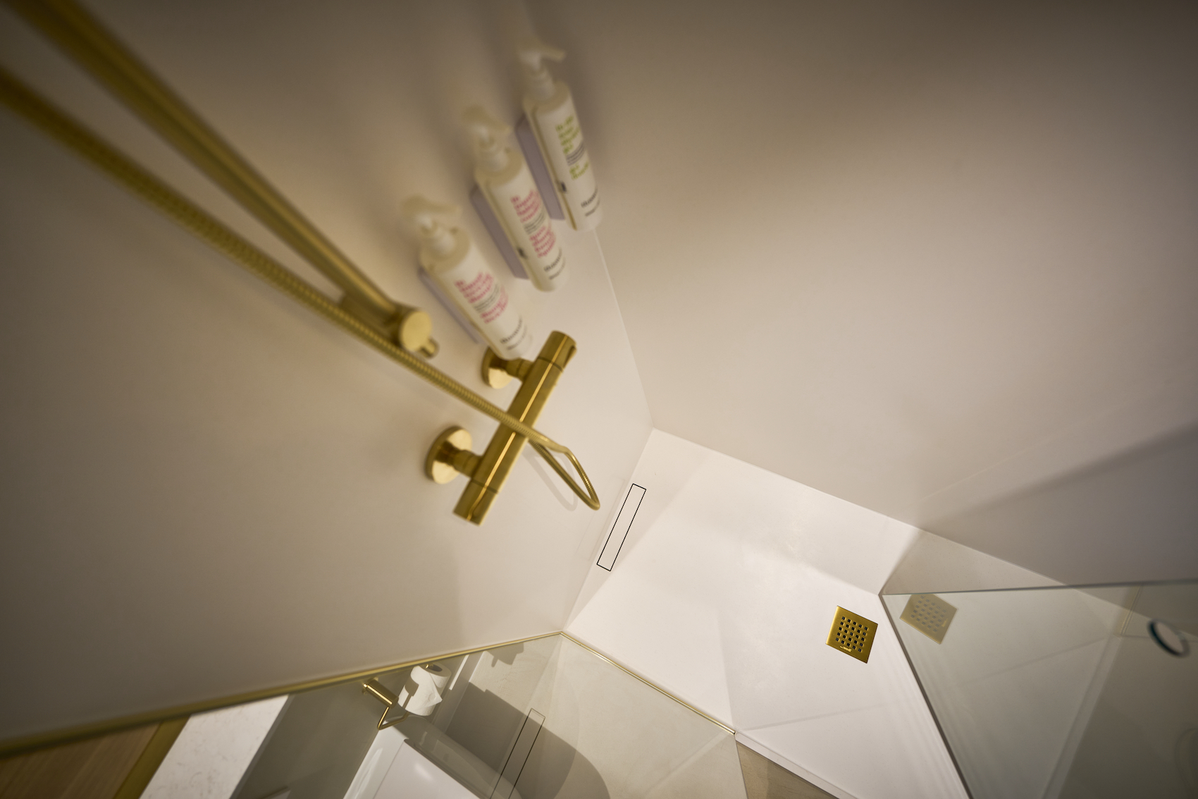 bathtub-to-shower-a-smart-solution-with-a-tailored-plug-&-play-system-from-wedi-–-adc