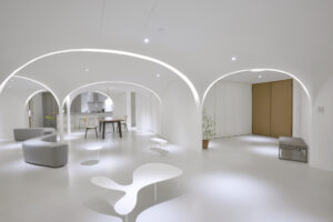 step-into-the-soothing-white-home-where-arches,-curves-and-sunlight-shape-every-room