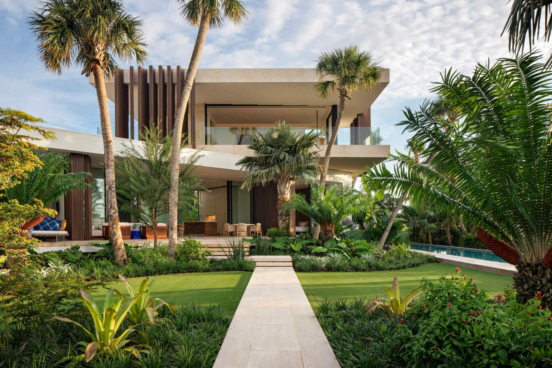 the-tropical-home-crafted-around-light-filled-spaces-and-lush-outdoor-rooms