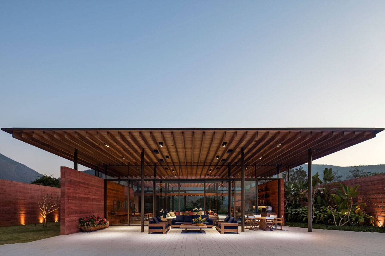 inside-the-brazilian-house-where-pigmented-concrete-becomes-the-main-design-feature