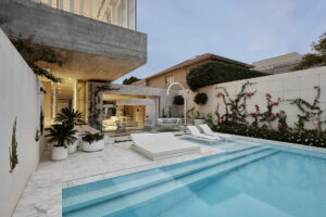 this-contemporary-home-was-designed-to-feel-both-grand-and-effortlessly-relaxed