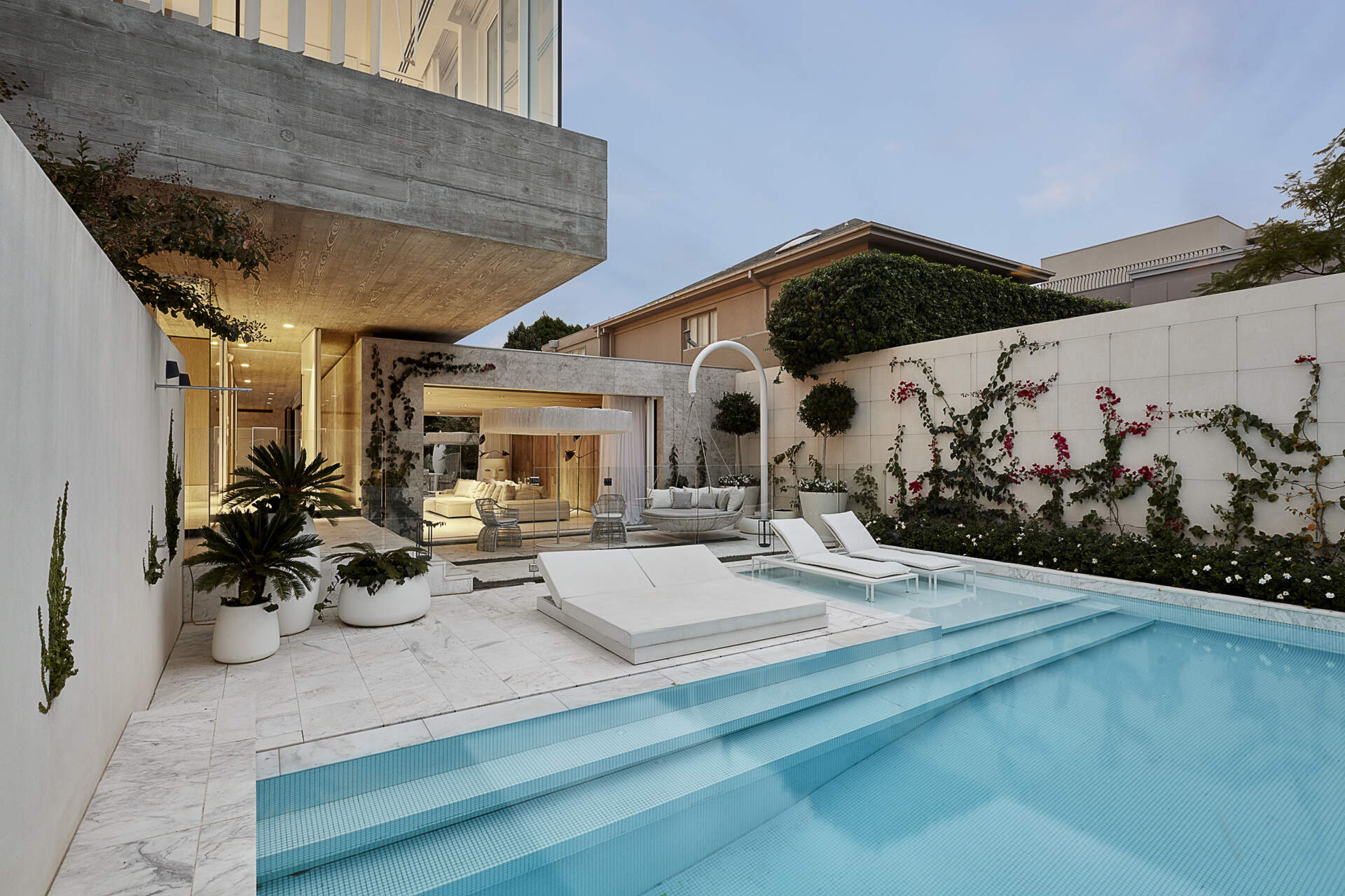 this-contemporary-home-was-designed-to-feel-both-grand-and-effortlessly-relaxed